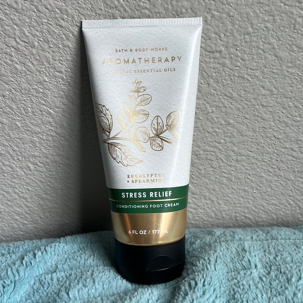 Bath and Bodyworks stress relief conditioning foot cream